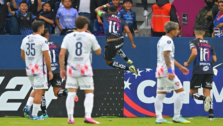 Independiente del Valle celebra el gol de penal de Junior Sornoza y los jugadores de San Lorenzo se lamentan. Una noche olvidable para el Ciclón.