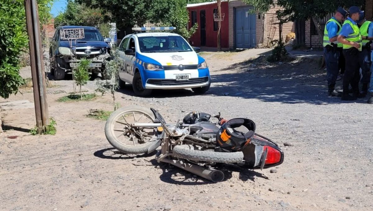 Un joven motociclista está grave tras chocar con una camioneta