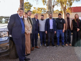 El gobernador, junto con varios funcionarios entregaron vehículos al hospital de San Martín de Los Andes.