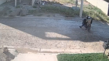 Llegaron en moto, uno abrió la puerta de una patada, robaron una playstation, un televisor y huyeron. Llegaron en moto, uno abrió la puerta de una patada, robaron una playstation, un televisor y huyeron.