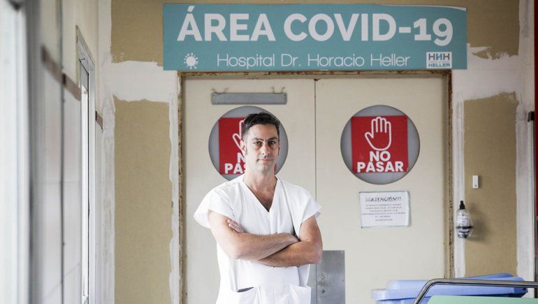 César es médico y jefe del área Covid del Hospital Heller.