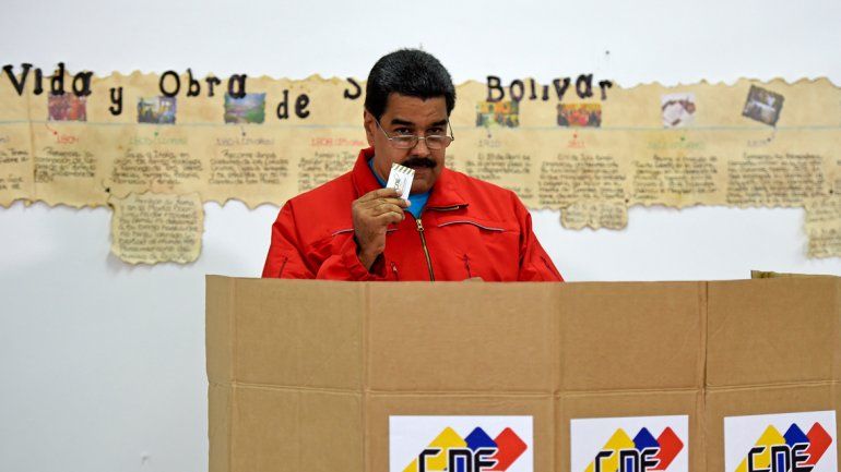 Maduro votó y amenazó con salir a las calles de la mano del pueblo. También llamó al diálogo a la oposición.