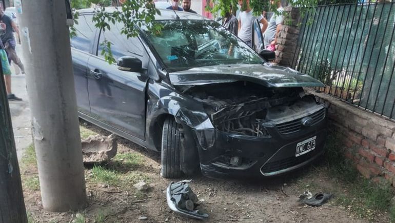 Chocaron en la esquina y un auto terminó contra el paredón