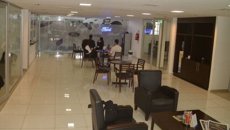 La sucursal cuenta con una moderna sala de espera.  La sucursal cuenta con una moderna sala de espera.