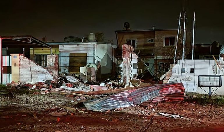 Explosión y derrumbe por una fuga de gas en General Acha, La Pampa. Explosión y derrumbe por una fuga de gas en General Acha, La Pampa.