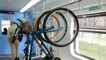 el tren del valle urbano se viene con un vagon para bicicletas el tren del valle urbano se viene con un vagon para bicicletas