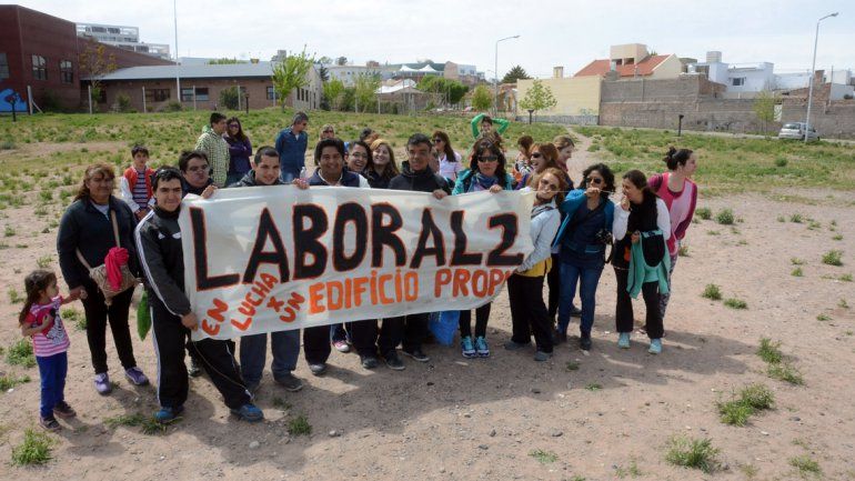 Padres y docentes ya llevan 25 años reclamando el edificio.