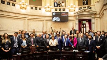 Los senadores de LLA tras aprobar dos leyes importantes para Milei. Los senadores de LLA tras aprobar dos leyes importantes para Milei.