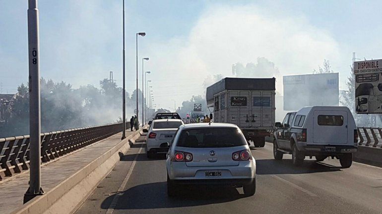 Un incendio de pastizales genera demoras en los puentes carreteros Neuquén-Cipolletti
