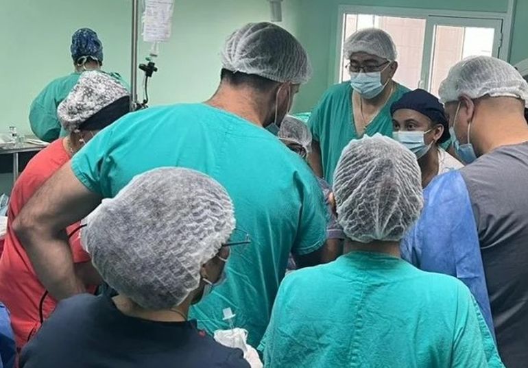 Profesionales de varias áreas del hospital de Comodoro Rivadavia debieron participar en la intervención. Profesionales de varias áreas del hospital de Comodoro Rivadavia debieron participar en la intervención.