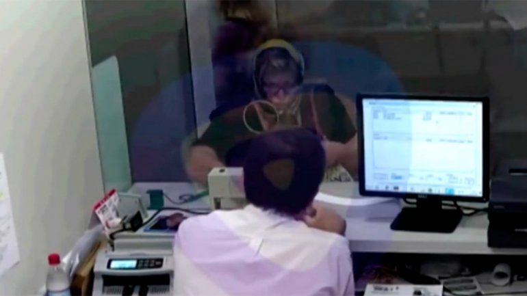 Se disfrazó de la mujer que cuidaba y sacó un crédito