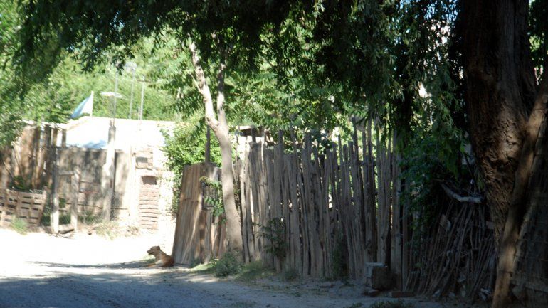 Un compacto cerco de cantoneras impide tener una visión clara desde el exterior hacia el interior de la vivienda que ocupan los Bin Laden.
