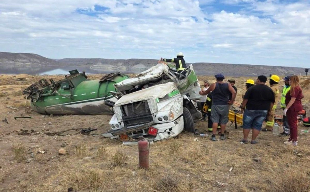 Camionero volcó en la bajada de Collón Cura y quedó atrapado entre los hierros: cuál es su estado de salud