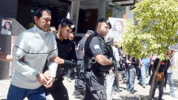 A la izquierda, Roberto Resorte Valdez es trasladado a la U11, donde cumple su condena. A la derecha, la Policía retira de la sede judicial a Alberto Soto, el petrolero violador de Rincón.&nbsp;