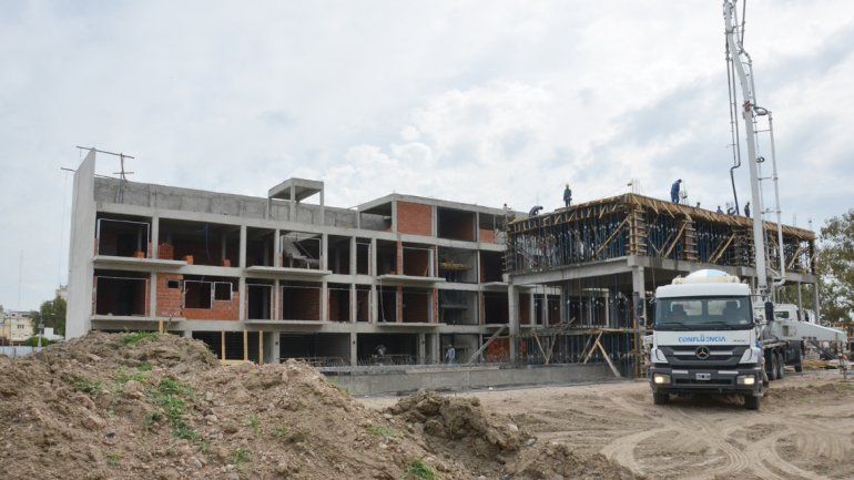 El proyecto consta de dos tiras de departamentos -algunos tipo dúplex- de dos pisos con estacionamiento en la planta baja. Detrás de los edificios