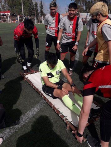 Javier García se lesionó y hubo cambio: entró Orellano que estaba en la platea. (Foto Prensa Petrolero Argentino)