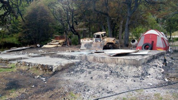 Se le incendió su casa y vive en carpa con sus cuatro hijos