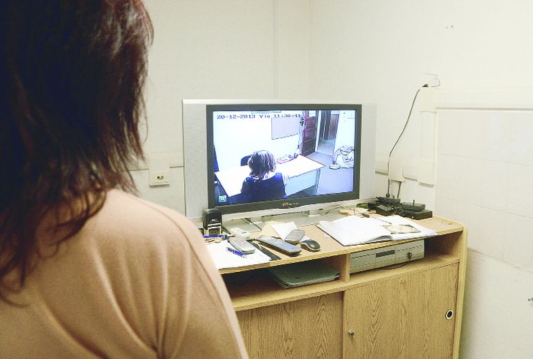 Tenía solo cinco años y su papá y mamá la abusaban en Rincón de los Sauces. Tenía solo cinco años y su papá y mamá la abusaban en Rincón de los Sauces.