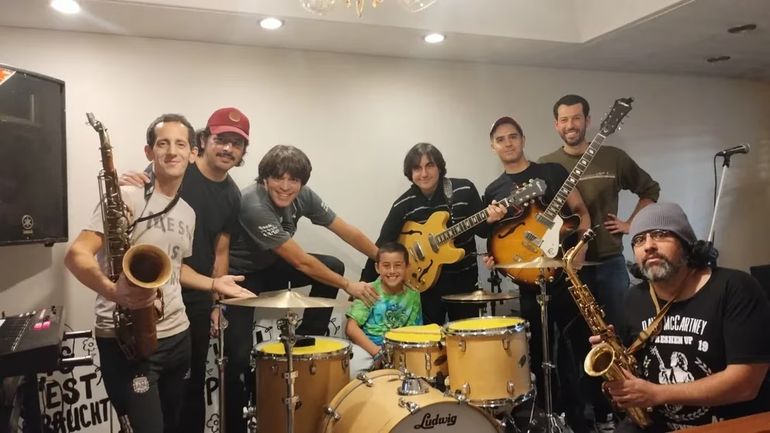 Tommy, el hijo de David Kavlin, con The Beetles