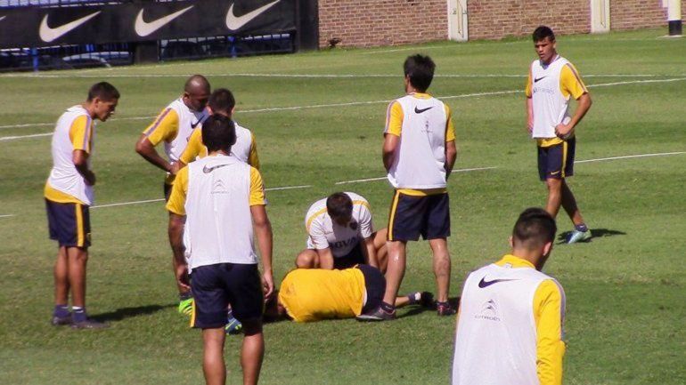 El delantero no soportó el dolor y tuvo que salir del entrenamiento.