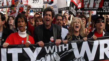 hollywood: actores y guionistas se unen en lucha historica hollywood: actores y guionistas se unen en lucha historica