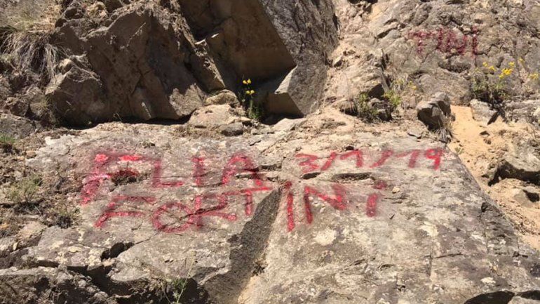 No aprenden más: una familia graffiteó una roca en los Siete Lagos