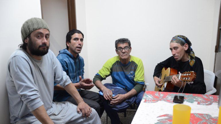 El Refugio Gabriel Brochero recibe desde las 19 a quienes viven en situación de calle. En el lugar cenan