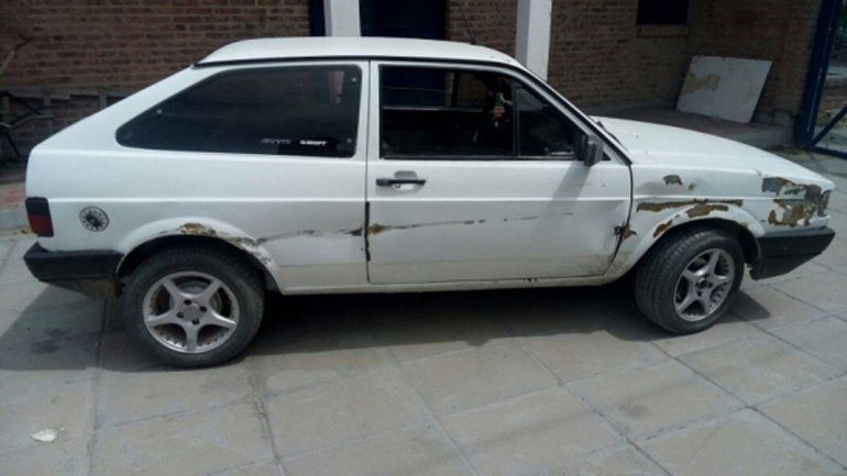 El Volkswagen Gol de color blanco fue secuestrado por la Policía.