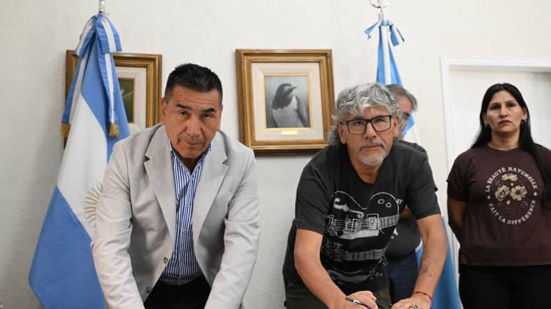 Rioseco y municipales de Cutral Co firmaron el acuerdo salarial para 2026 | LM Neuquen Rioseco y municipales de Cutral Co firmaron el acuerdo salarial para 2026