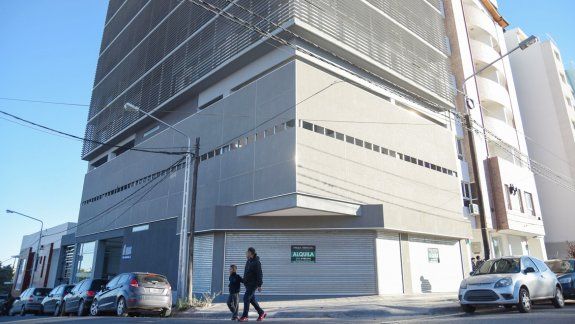 Fue en el edificio de Maestros Neuquinos al 1100, taparon las cámaras e ingresaron. Los detuvieron en el ascensor después de romper la puerta de un estudio jurídico.