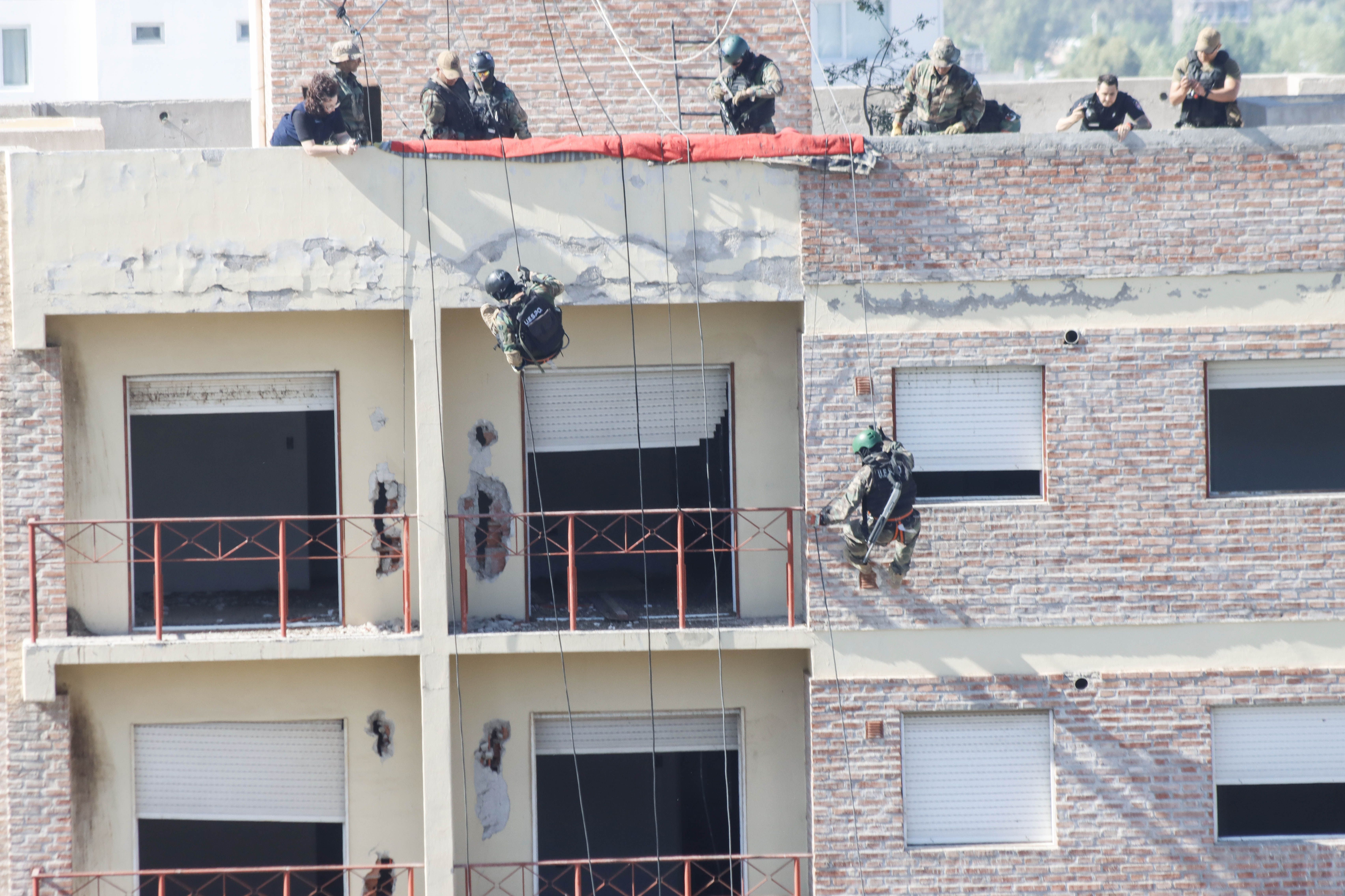 Así fueron las pruebas que tuvieron que superar en el operativo de la UESPO en un edificio del centro