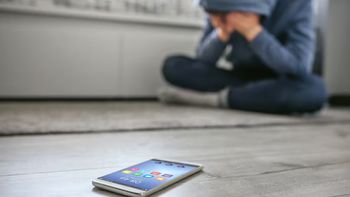 Había imágenes de un bebé con la parte íntima de un adulto y niños destripados, relató la mujer de Río Gallegos que detectó el grupo en el celular de su nene (imagen ilustrativa) Había imágenes de un bebé con la parte íntima de un adulto y niños destripados, relató la mujer de Río Gallegos que detectó el grupo en el celular de su nene (imagen ilustrativa)