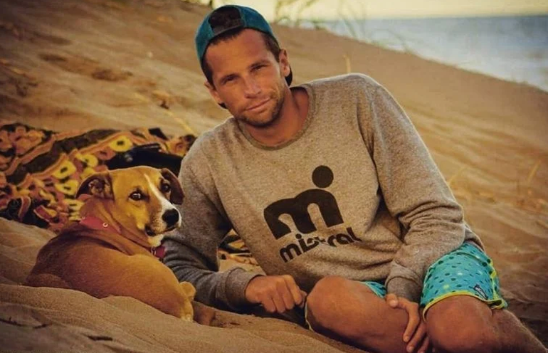 Juanfra adoptó a Martín en Ecuador hace 9 años. Juanfra adoptó a Martín en Ecuador hace 9 años.