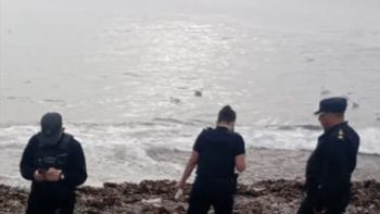 El cuerpo pertenece a un hombre adulto y fue divisado pasadas las 8 de la mañana de este miércoles desde el paseo costero de Comodoro Rivadavia. El cuerpo pertenece a un hombre adulto y fue divisado pasadas las 8 de la mañana de este miércoles desde el paseo costero de Comodoro Rivadavia.