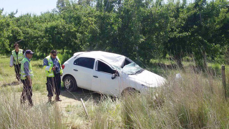 El Volkswagen Gol quedó destruido después del vuelco que sufrió.