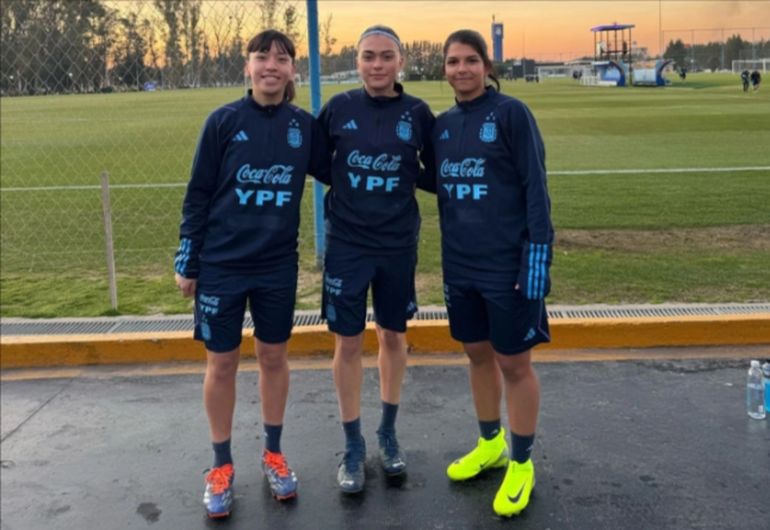 Agostina Gauto (centro), vestida de Selección. Agostina Gauto (centro), vestida de Selección.