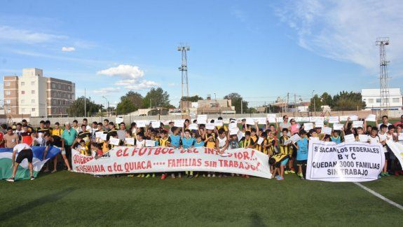 En cancha de Pacífico hubo banderazo de clubes neuquinos.