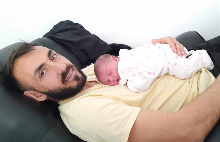 Leandro Wagner junto a su hija recién nacida.&nbsp;