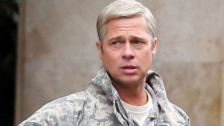 El cabello platinado y el atuendo que debe utilizar lo hacen parecer más grande de lo que realmente es.