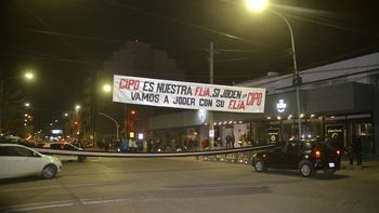 El violento mensaje que la barra de Cipo colgó en la puerta de la sede. El violento mensaje que la barra de Cipo colgó en la puerta de la sede.