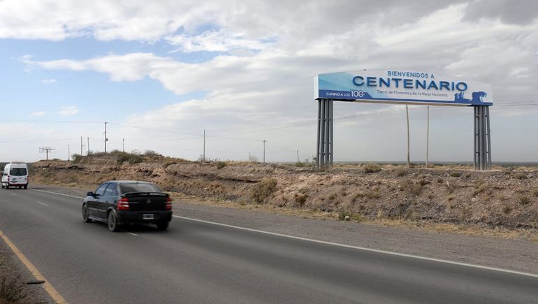 Centenario: cambiaron el arco de bienvenida por un cartel