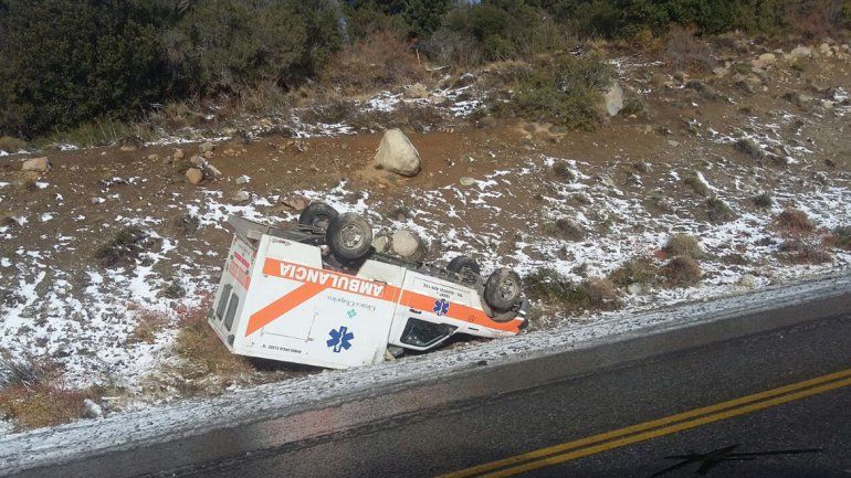 Una ambulancia trasladaba a una paciente a Neuquén y volcó en la Ruta 40
