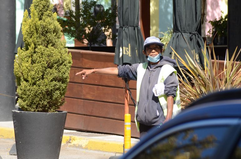 Rosa Millaín, la guardiana de la calle Alberdi de Neuquén.