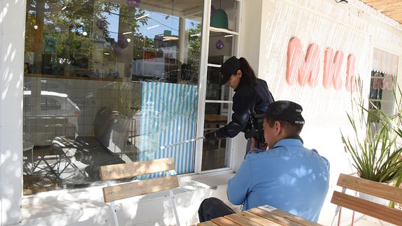 Rompió la vidriera y entró a robar a una heladería