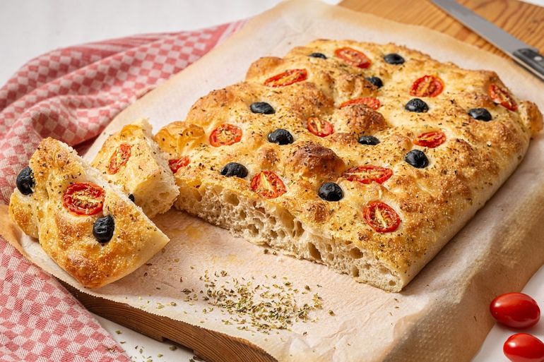 Focaccia con hierbas frescas y tomates cherry: una receta para la primavera