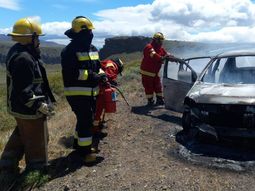 feroz incendio destruyo por completo el auto de una familia que viajaba a chile feroz incendio destruyo por completo el auto de una familia que viajaba a chile