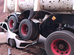 El auto quedó aplastado por uno de los camiones en la Ruta 7