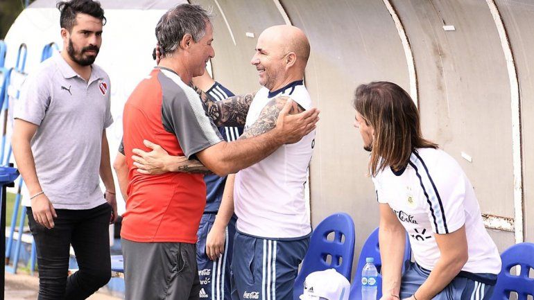 Sampa se saluda afectuosamente con el entrenador de Independiente