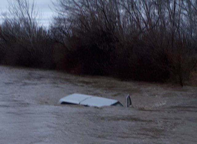 Intentó cruzar el arroyo Picún Leufú y la arrastró el agua