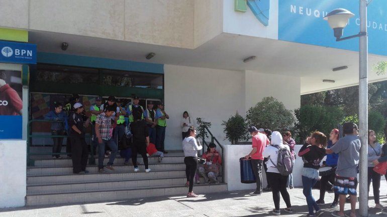 Beneficiarios de un plan sitian el Municipio por bolsones navideños